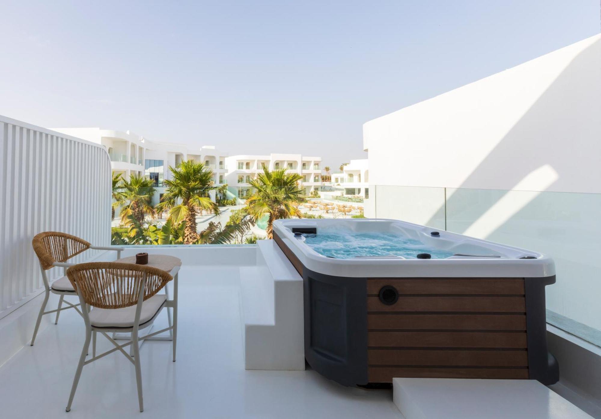 Meraki Resort Sharm El Sheikh Adults Only Экстерьер фото A hot tub on a balcony